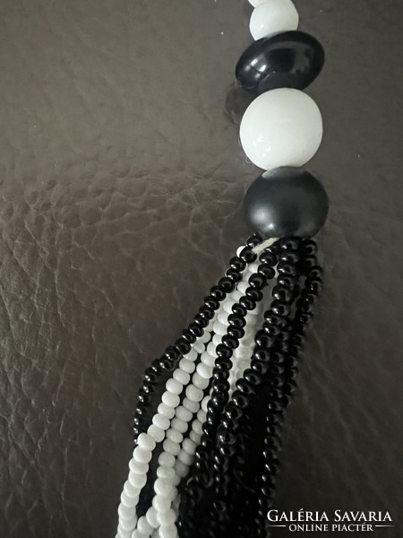 Régi fekete, fehér üveggyöngy nyaklánc nyakék art deco