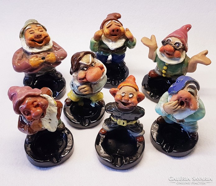 Seven dwarf ashtrays, from 1939-41. Famous fairy tale figures, in excellent, flawless condition.