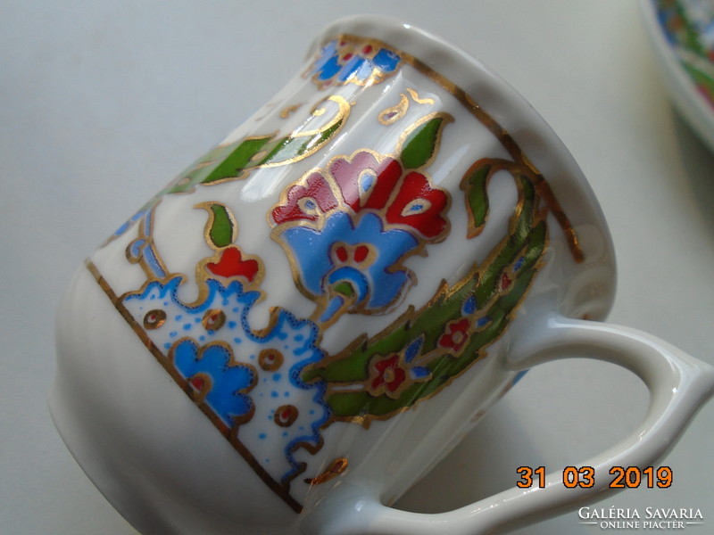 Kütahya jellegzetes aranykontúrozott virágmintákkal ,bordázott csavart kávés csésze alátéttel
