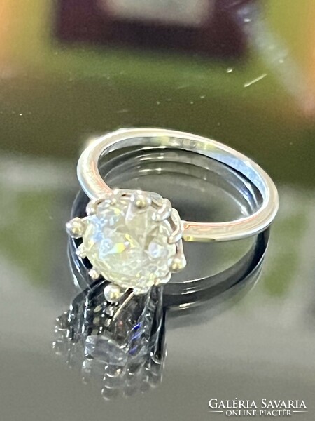 Káprázatos ezüst gyűrű, kristály kővel