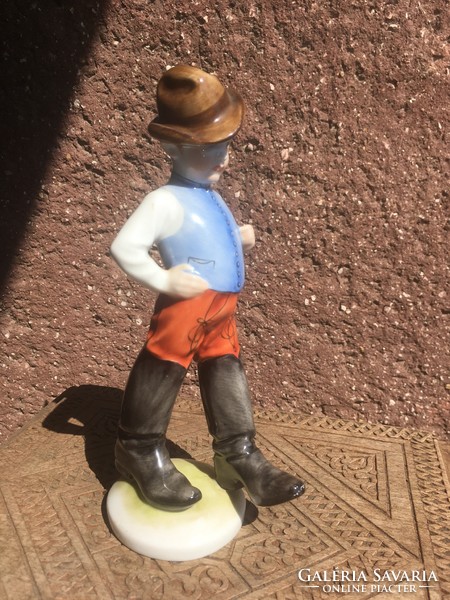 HEREND-A  "Hétmérföldes csizmás"fiú szobra