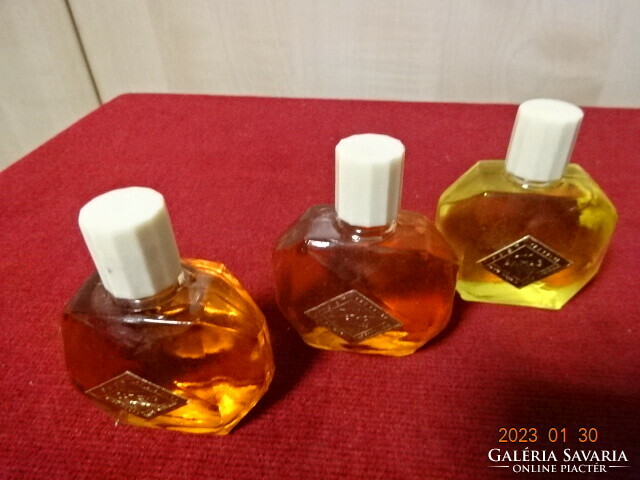 Orosz parfüm, három illat, eredeti dobozban. Vanneki! Jókai.