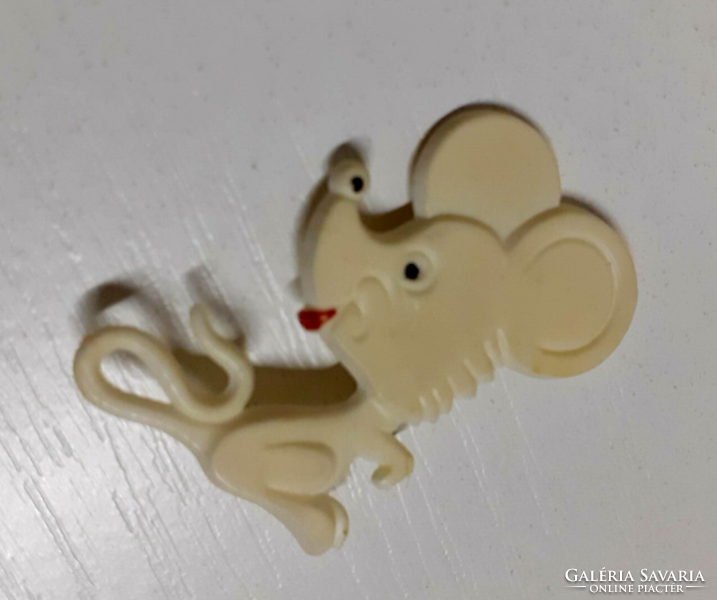 Vintage white mouse-shaped brooch in good condition