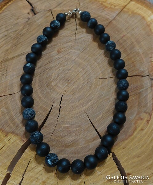 Special matt cracked onyx necklace with silver fittings