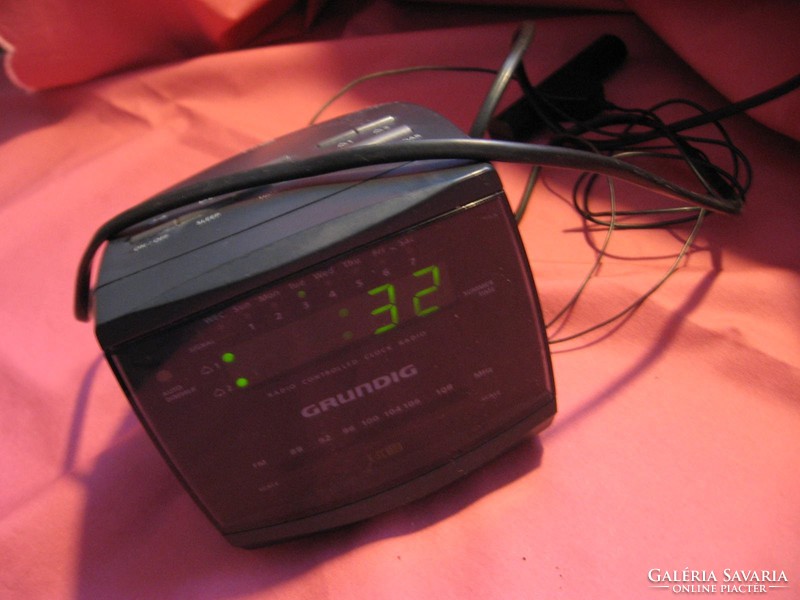 Grundig radio alarm clock
