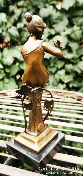 Szecessziós bronz szobor - Nő, kezén madárka