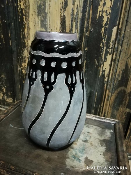 Badár Balázs mezőtúri fazekas vázája, jelzett fekete mázas szecessziós motívummal, gyűjtőknek