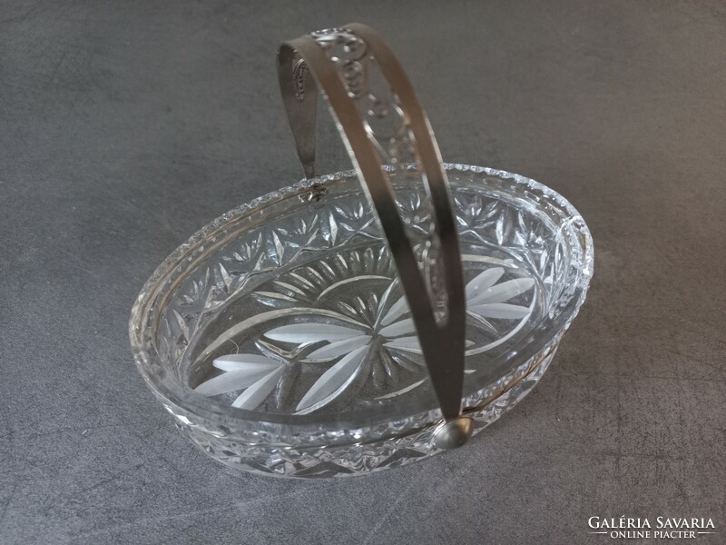 Metszett üvegkosár fém fogantyúval