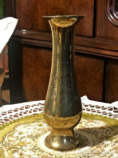 Sárgaréz, gravírozott váza, elegáns, karcsú kivitelben