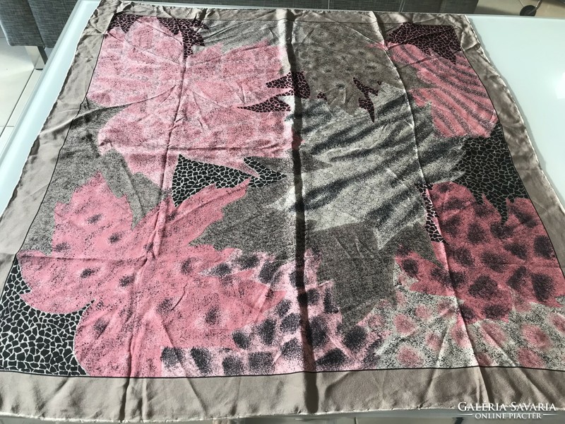 Olasz selyemkendő halvány kávébarna alapon pasztel pink levelekkel, 84 x 80 cm