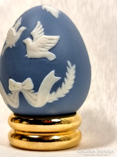 FRANKLIN MINT kék alapon fehér mintás  Parian tojás. Arany szinű tartón.Hibátlan Gyűjtői db