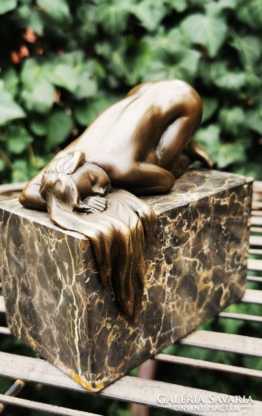 Pihenő női akt - bronz szobor