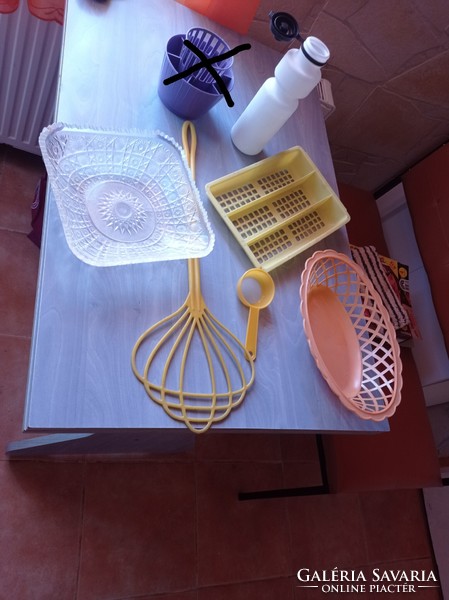 Vintage plastic household items in good condition