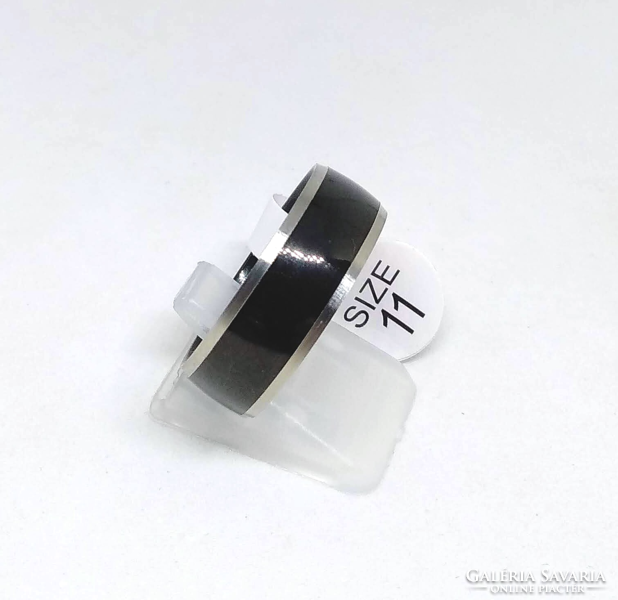Fekete titánium gyűrű, ezüst színű peremmel
