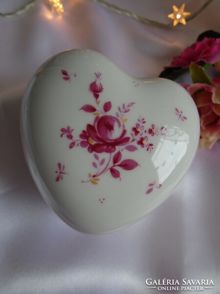 Pink porcelain bon-bonier, ring holder, decorative item.