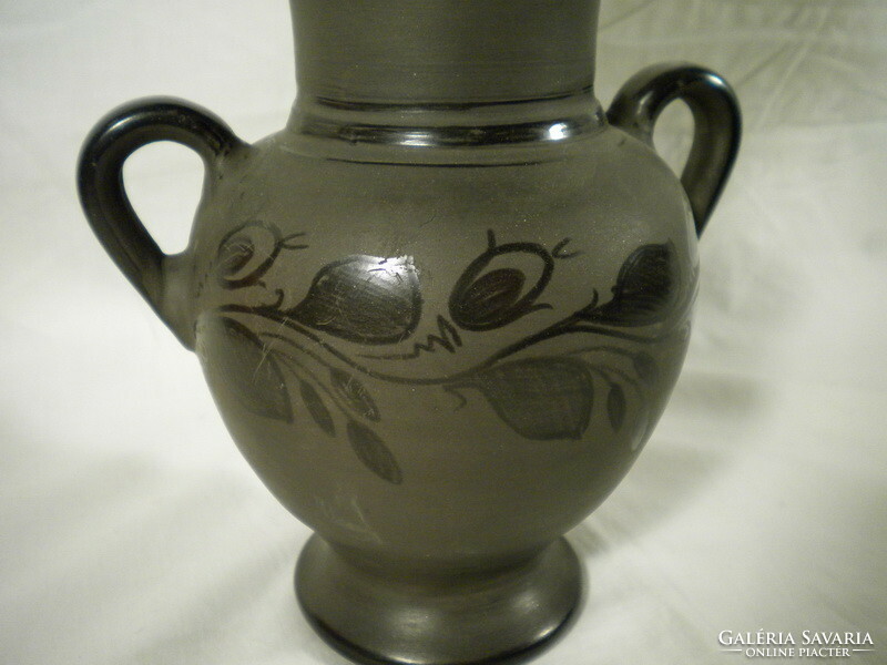 U157 Régi fekete cserép fodros váza