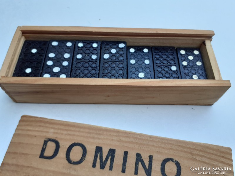 Retro játék régi domino fadobozban