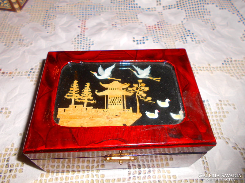 Zenélő lakk doboz-a teteján parafa miniatúra betéttel  ékszertartó