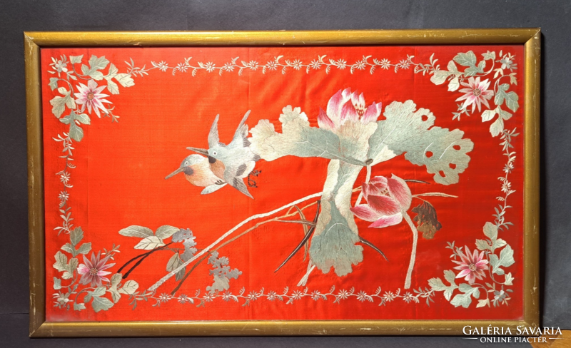 Kínai népművészeti hímzés madarakkal, virágokkal - mérete kerettel 62 x 38 cm - hímzett falikép