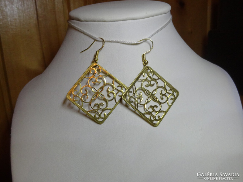 14K gold-plated light cube-shaped earrings.