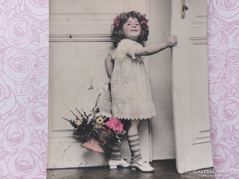 Régi képeslap fotó levelezőlap kislány virágkosárral