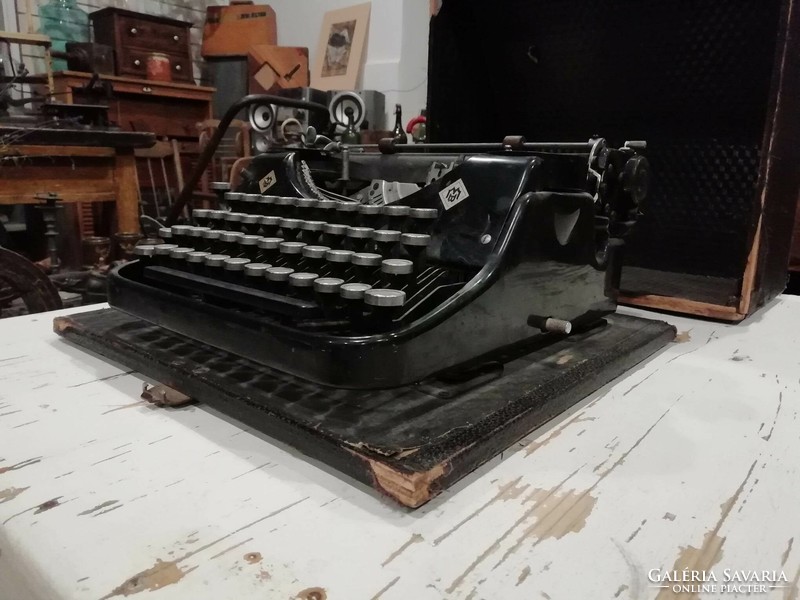 Mercedes Superba írógép, nagyon megkímélt állapotban, működő és dobozzal gyűjtőknek