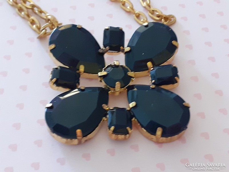 Retro jewelry necklace with black pendant