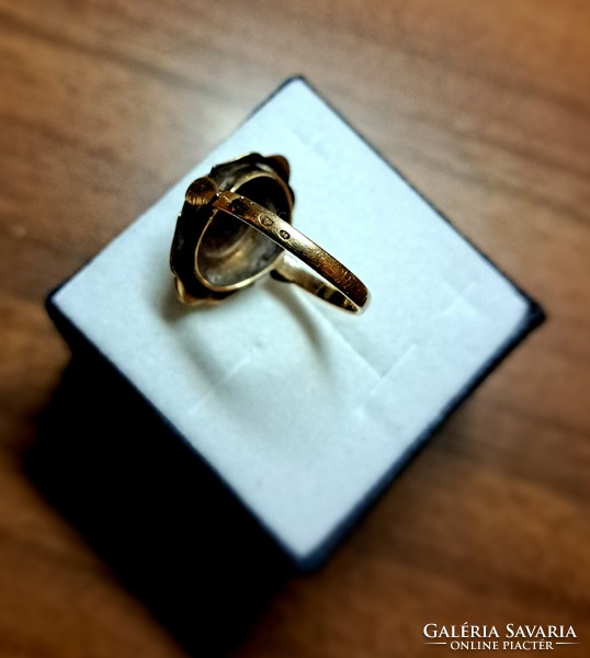 14 Kt gold garnet ring