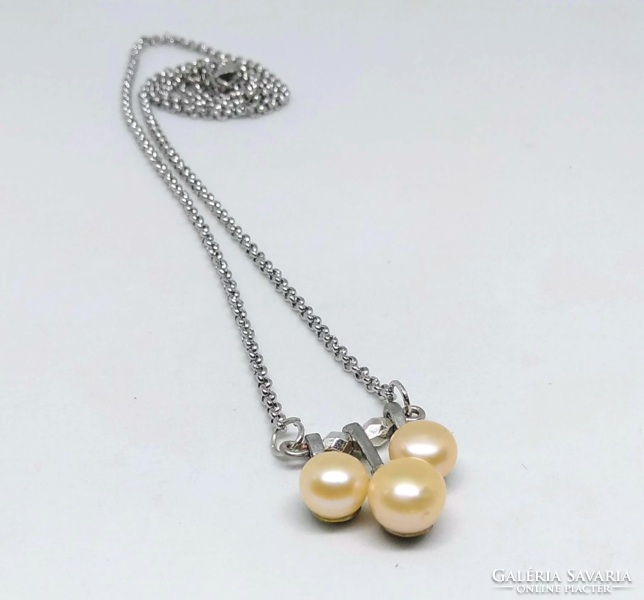 Cultured pearl necklace, off-white with 8-9 mm pearls 115