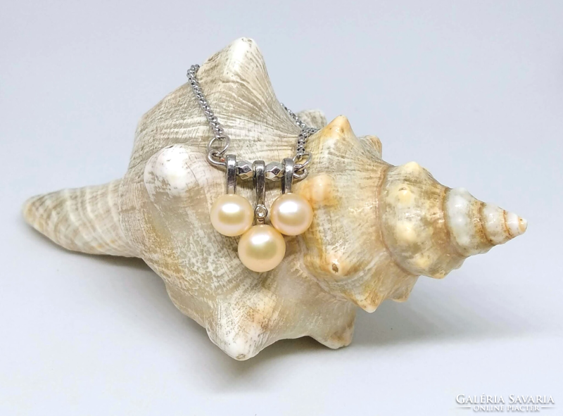 Cultured pearl necklace, off-white with 8-9 mm pearls 115
