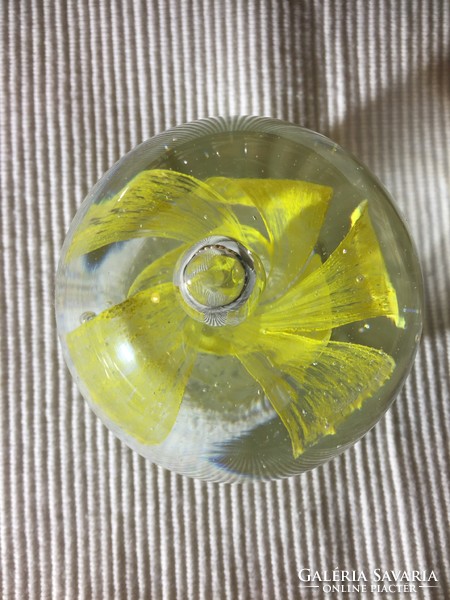 Muranói, vagy cseh üveg levélnehezék - sárga szalag (M2)