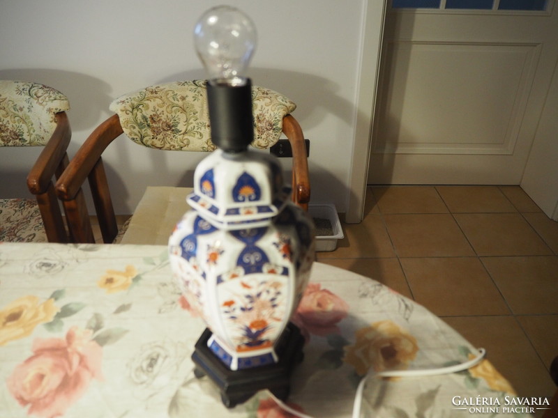 Imari jellegű porcelán testű asztali lámpa
