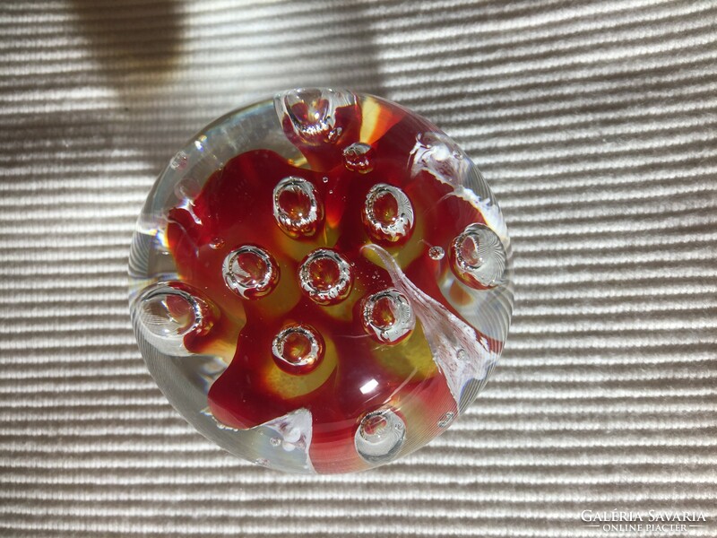 Muranói, vagy cseh üveg levélnehezék - piros bubik (M2)
