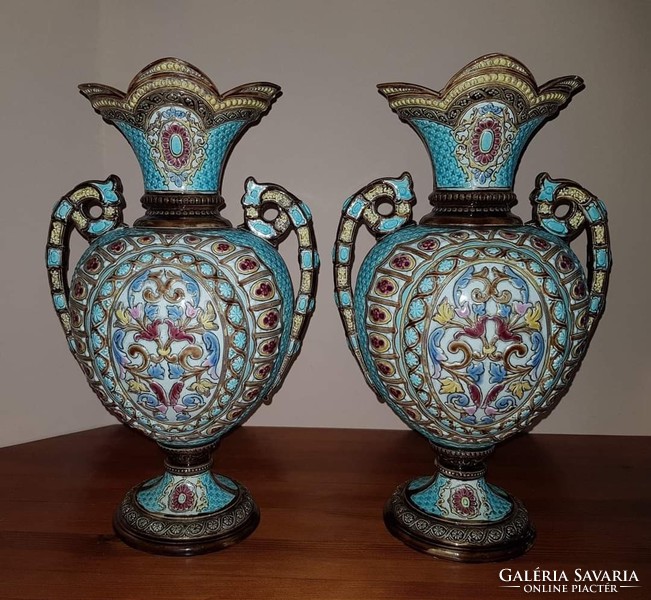 JULIUS GREINER & SOHN  XIX. századi historizáló majolika váza pár. Magasság: 33 cm.