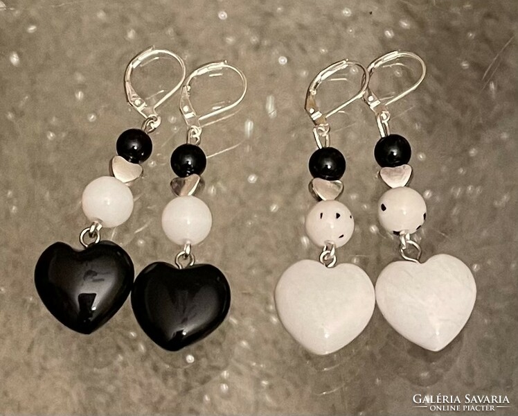 Fekete fehér ónix ásvány fülbevalók párban ásvány szív fityegővel
