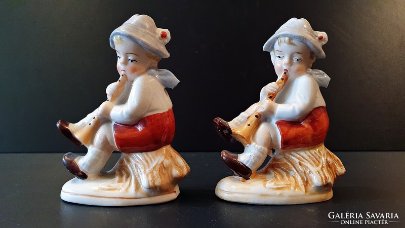 2 db. régi, német  porcelán figura. Ülve furulyázó, kalapos kisfiú. 8,5 cm.