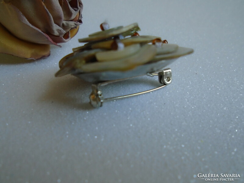 Dekoratív   kagyló bross apró gyöngyökkel.