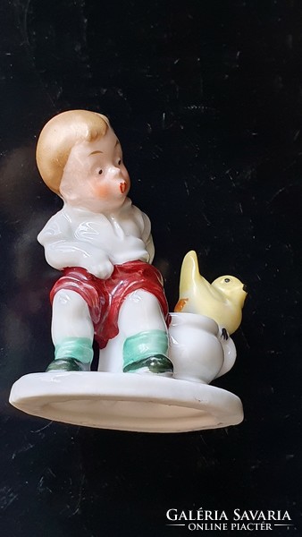 Régi, német porcelán figura. Biliző kisfiú, madárkával. Mini nipp. 5,5 cm.