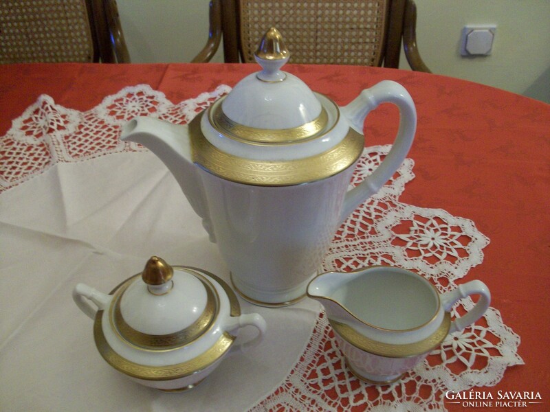 Porcelán teás kanna gyönyörű arany  szegéllyel, hófehér alapon, cukortartóval és tej kiöntővel