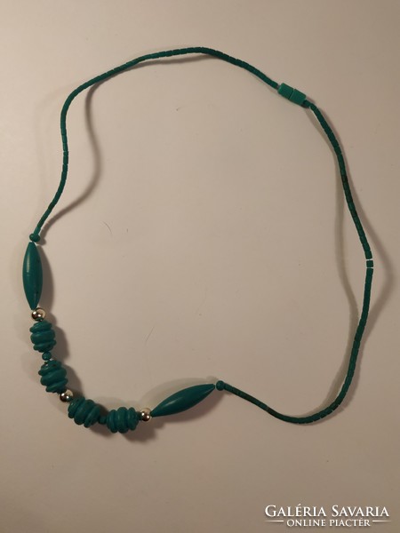Green retro plastic necklace (230)