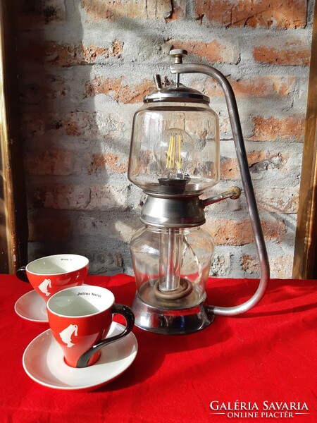Egyedi, lombikos kávéfőzőből lámpa