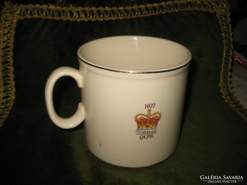 II.Erzsébet királynő  , jubileumi csésze  a királyi párral   9,5 x 8 cm