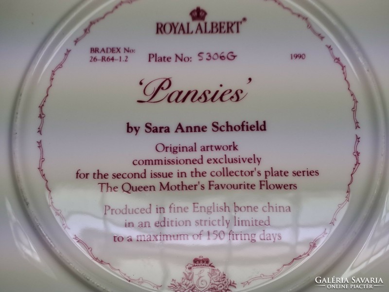 Royal Albert "Pansies" árvácskamintás csontporcelán dísztányér az anyakirálynő kedvenc virágával