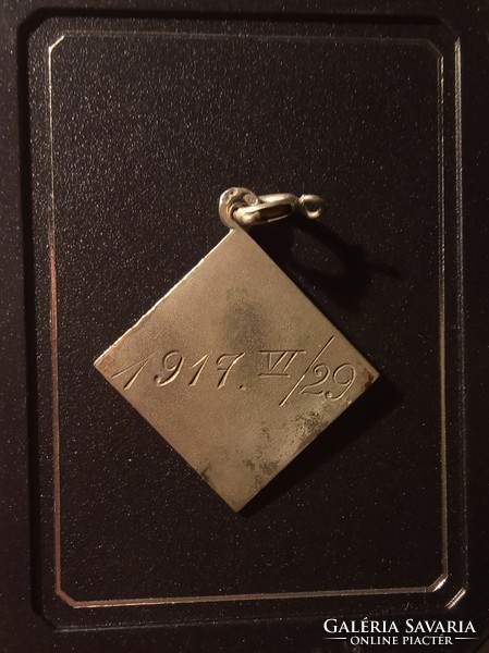 1917-ből származó ezüst medál Vésés benne: 1917. VI. 29. 3g 2x2 cm