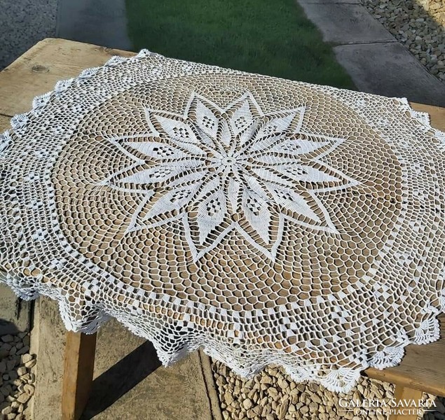 Beautiful crochet round table tablecloth nostalgia collector village tablecloth