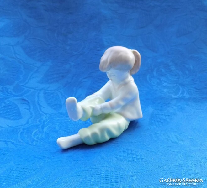 Aquincum porcelain dressing little girl figurine statue 10 cm (po-2-2)