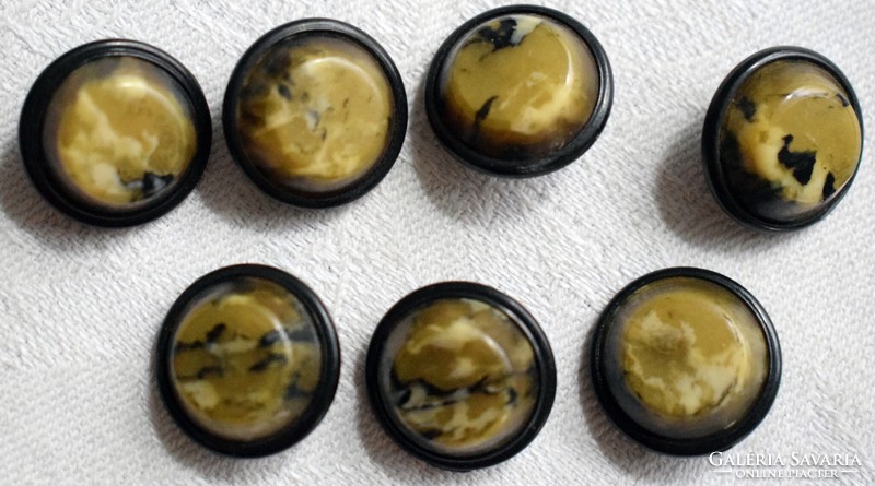 7 old clothes buttons. 1.7 cm