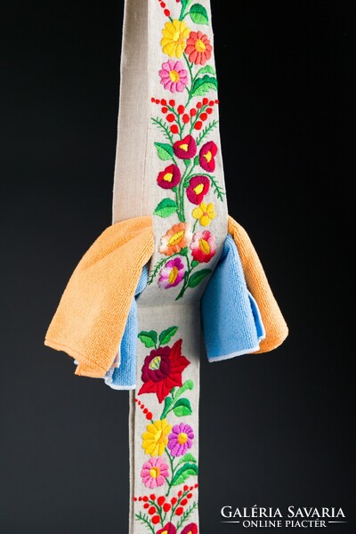 Embroidered hanging towel holders, 2 pieces.