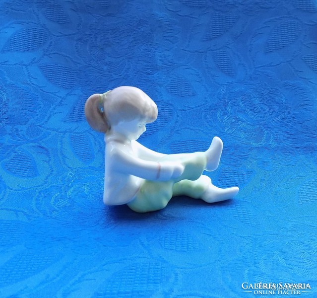 Aquincum porcelán öltözködő kislány figura szobor 10 cm (po-2-2)