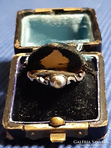 Filigrán szecessziós arany button gyűrű, csiszolt kristállyal